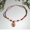 Collier poupée russe avec perles de verre rouge et ecru nacré  sur cordon en soie