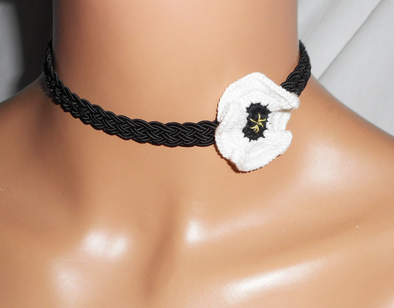 Collier ras de cou coquelicot blanc au crochet sur cordon tressé noir