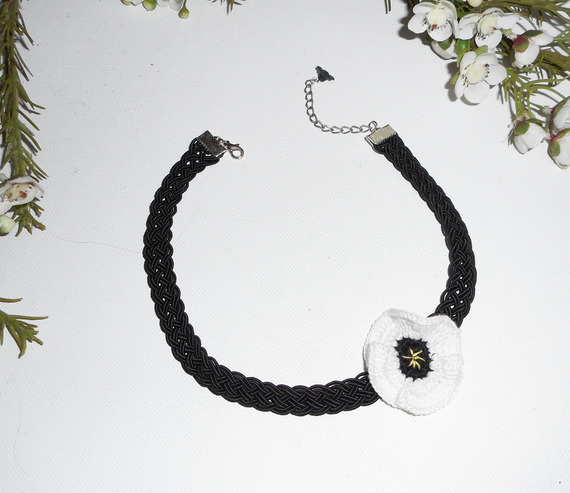 Collier ras de cou coquelicot blanc au crochet sur cordon tressé noir