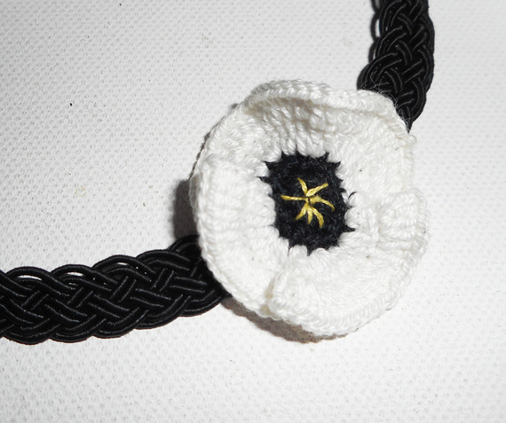 Collier ras de cou coquelicot blanc au crochet sur cordon tressé noir