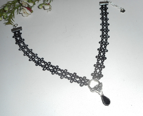 Collier ras de cou en dentelle noire motif fleurs avec goutte en cristal de bohème