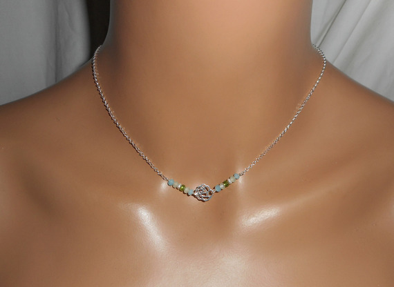 Collier ras de cou en argent 925 avec rose  et  perles en cristal bleu vert