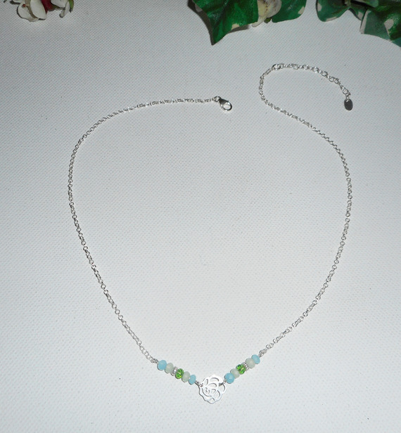 Collier ras de cou en argent 925 avec rose  et  perles en cristal bleu vert