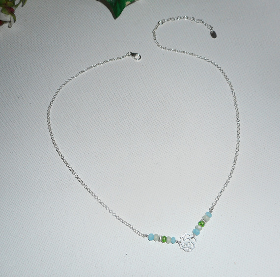 Collier ras de cou en argent 925 avec rose  et  perles en cristal bleu vert