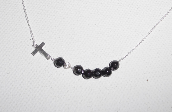 Collier ras de cou en argent 925 avec croix et  perles en cristal noir