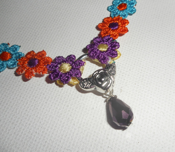Collier ras de cou fleurs en tissus multicolore avec goutte en cristal violet