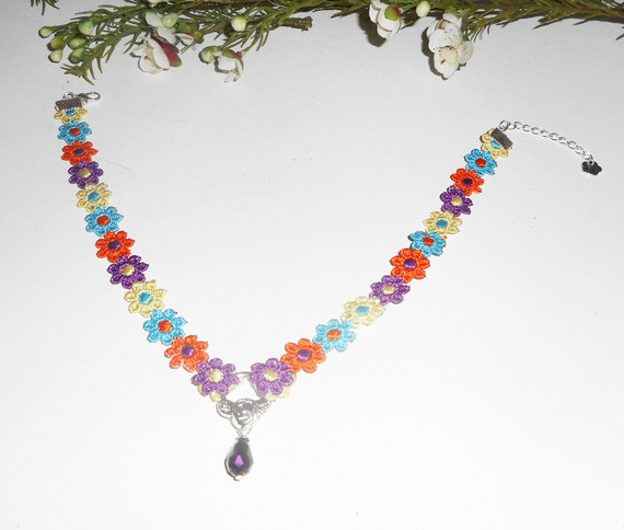 Collier ras de cou fleurs en tissus multicolore avec goutte en cristal violet