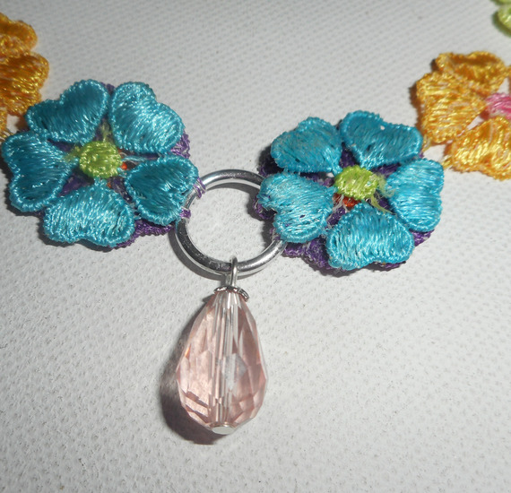 Collier ras de cou grandes fleurs en tissus multicolore avec goutte en cristal rose