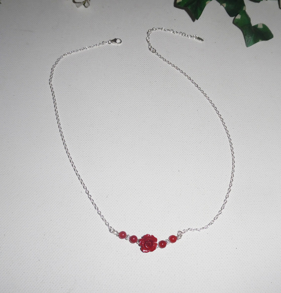 Collier rose sculptée en gorgone rouge sur chaine argent 925