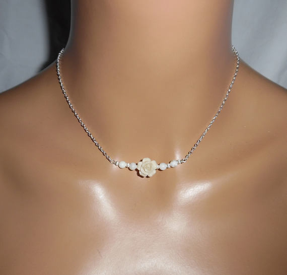 Collier rose sculptée en gorgone avec perles en nacre sur chaine argent 925