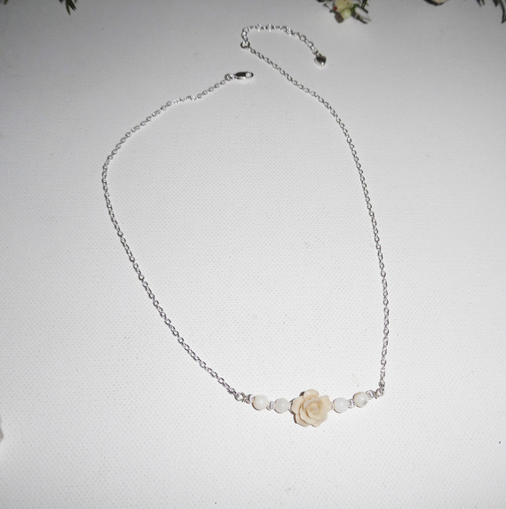 Collier rose sculptée en gorgone avec perles en nacre sur chaine argent 925