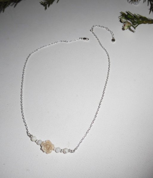 Collier rose sculptée en gorgone avec perles en nacre sur chaine argent 925