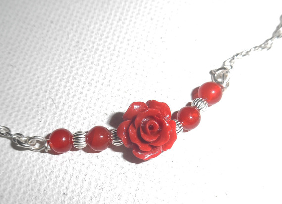 Collier rose sculptée en gorgone rouge sur chaine argent 925