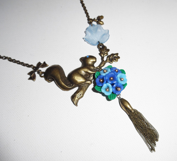 Collier écureuil avec bouquet floral bleu et pompon bronze