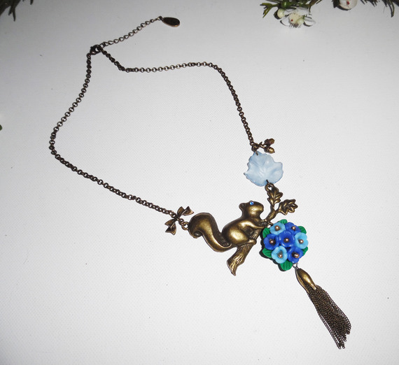 Collier écureuil avec bouquet floral bleu et pompon bronze