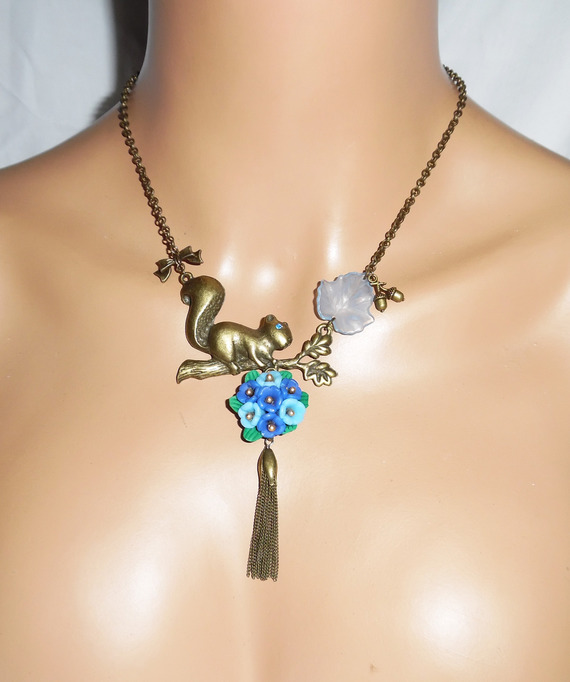 Collier écureuil avec bouquet floral bleu et pompon bronze