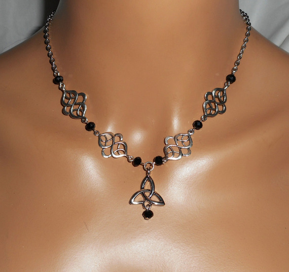Diadème avec perles en cristal de bohème noir et motifs celtiques 2 en 1