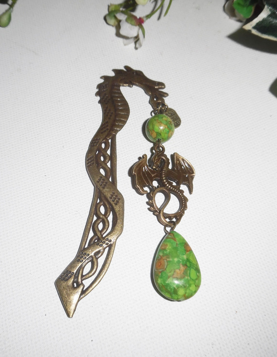 Marque page dragon en métal bronze avec pierres de rhianite verte