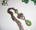 Marque page dragon en métal bronze avec pierres de rhianite verte