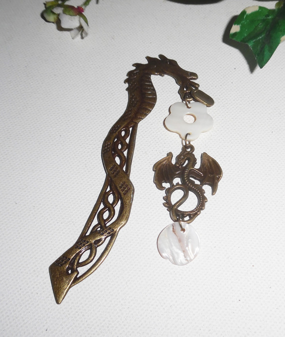 Marque page dragon en métal bronze avec nacre blanche