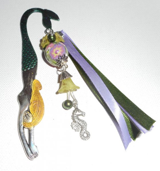 Marque page original sirène colorée multicolore avec perles, fleurs et hippocampe