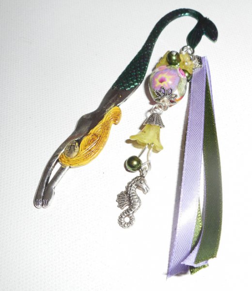 Marque page original sirène colorée multicolore avec perles, fleurs et hippocampe
