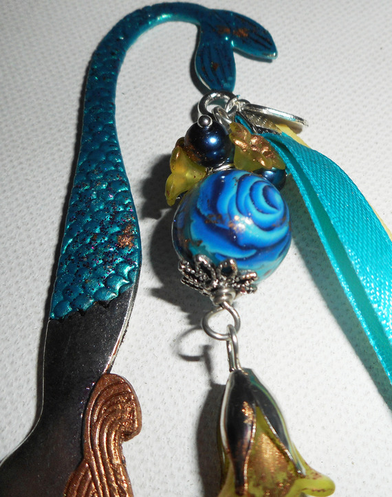 Marque page original sirène colorée avec perles, fleurs et dauphins