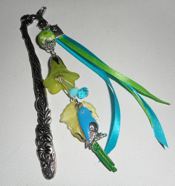 Marque pages perle fleurie avec perroquet en émail et perles vertes bleues