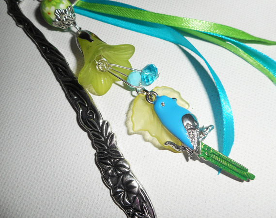 Marque pages perle fleurie avec perroquet en émail et perles vertes bleues