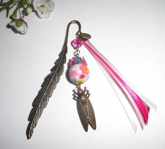 Marque pages plume perle fleurie rose avec cigale bronze et rubans
