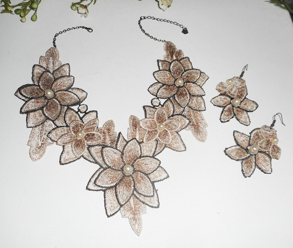 Parure Collier broderie avec fleurs ivoire et perles en verre nacré