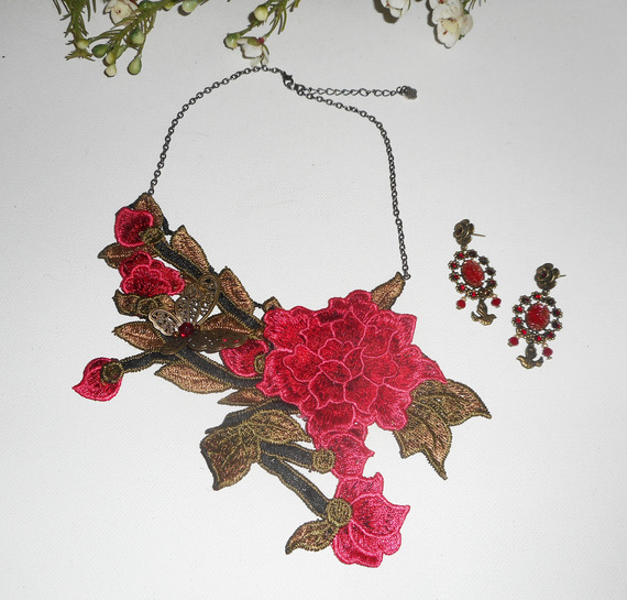 Parure Collier broderie de fleurs roses avec feuillage sur chaine noire