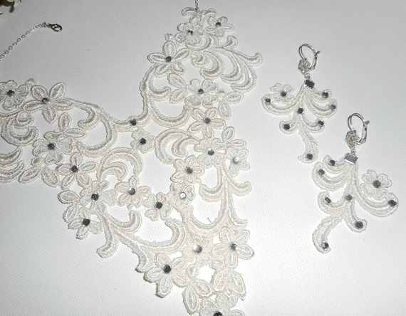Parure Collier de Cérémonie dentelle écrue motif arabesque et fleurs avec cristal de Swarovski