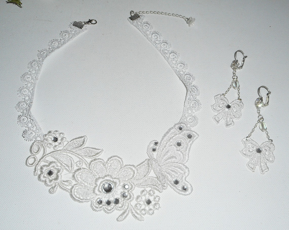 Parure Collier de Cérémonie fleur et papillon en dentelle blanche avec cristal de Swarovski et perles