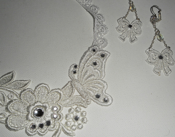 Parure Collier de Cérémonie fleur et papillon en dentelle blanche avec cristal de Swarovski et perles