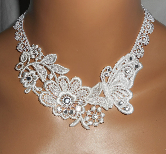Parure Collier de Cérémonie fleur et papillon en dentelle blanche avec cristal de Swarovski et perles