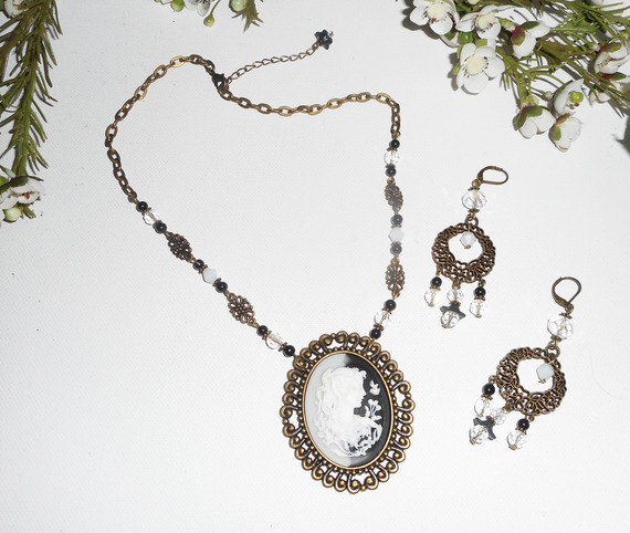 Parure Collier grand camé noir et blanc avec perles de cristal et verre sur chaine bronze