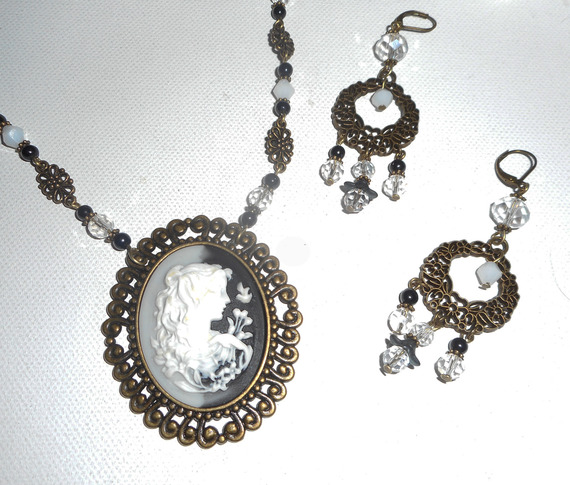 Parure Collier grand camé noir et blanc avec perles de cristal et verre sur chaine bronze