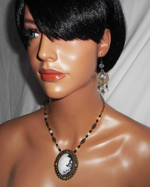 Parure Collier grand camé noir et blanc avec perles de cristal et verre sur chaine bronze