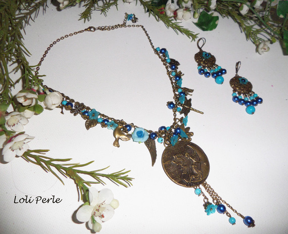 Parure Collier médaille fée pampilles avec pierres bleues et fleurs sur chaine bronze