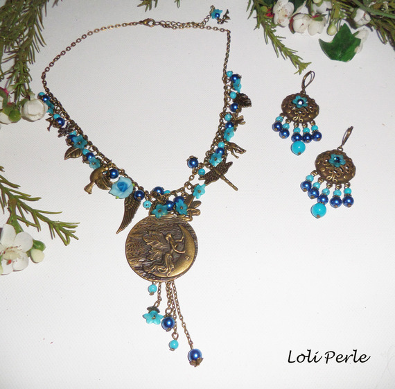 Parure Collier médaille fée pampilles avec pierres bleues et fleurs sur chaine bronze