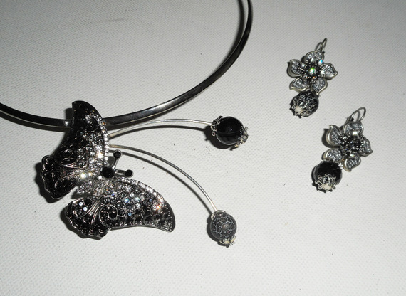 Parure Collier original en métal soudé avec papillon gris serti de cristal et pierres en agate