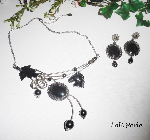 Parure Collier original en métal soudé avec cheval et pierres d'hématite