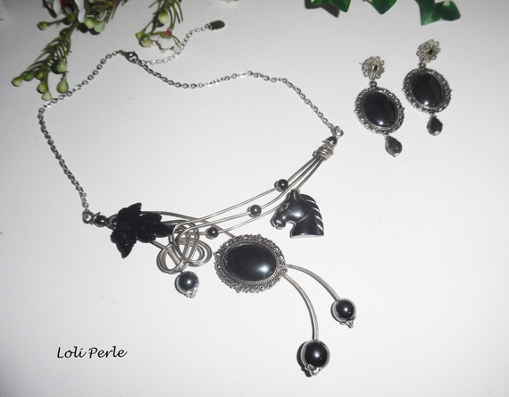 Parure Collier original en métal soudé avec cheval et pierres d'hématite