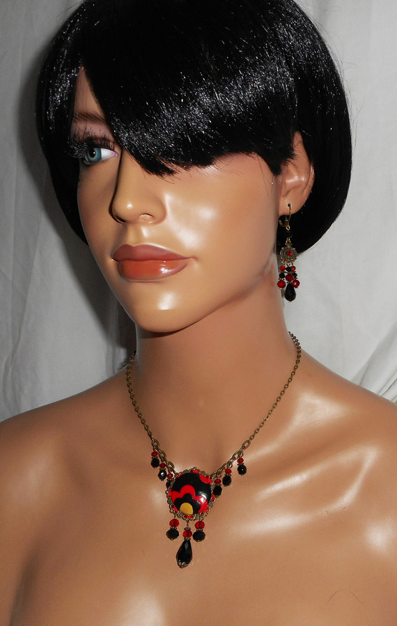 Parure Collier original cabochon fleuri et perles en cristal noir et rouge sur chaine bronze
