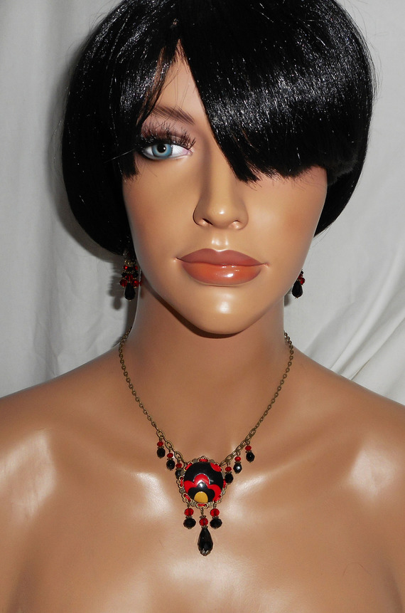 Parure Collier original cabochon fleuri et perles en cristal noir et rouge sur chaine bronze
