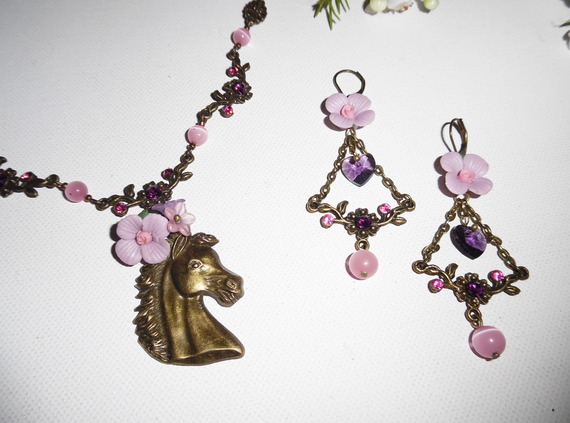 Parure Collier original cheval bronze avec fleurs et cristal rose et mauve