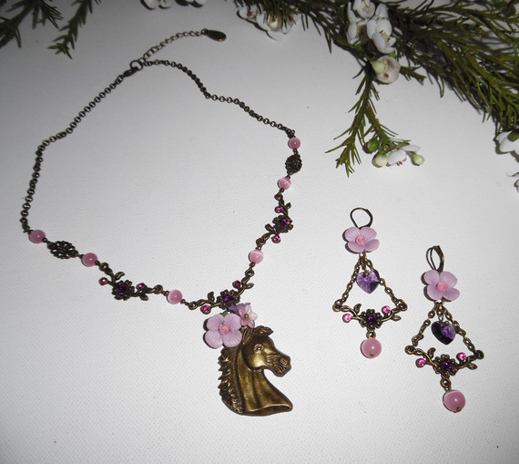 Parure Collier original cheval bronze avec fleurs et cristal rose et mauve