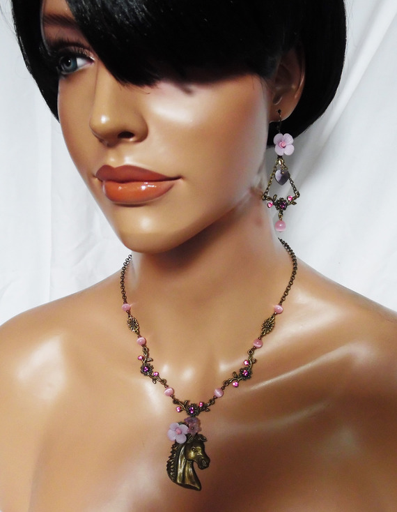 Parure Collier original cheval bronze avec fleurs et cristal rose et mauve