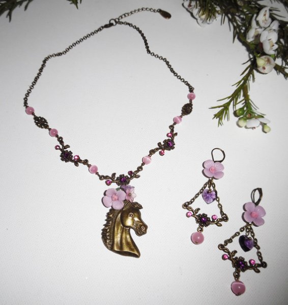 Parure Collier original cheval bronze avec fleurs et cristal rose et mauve